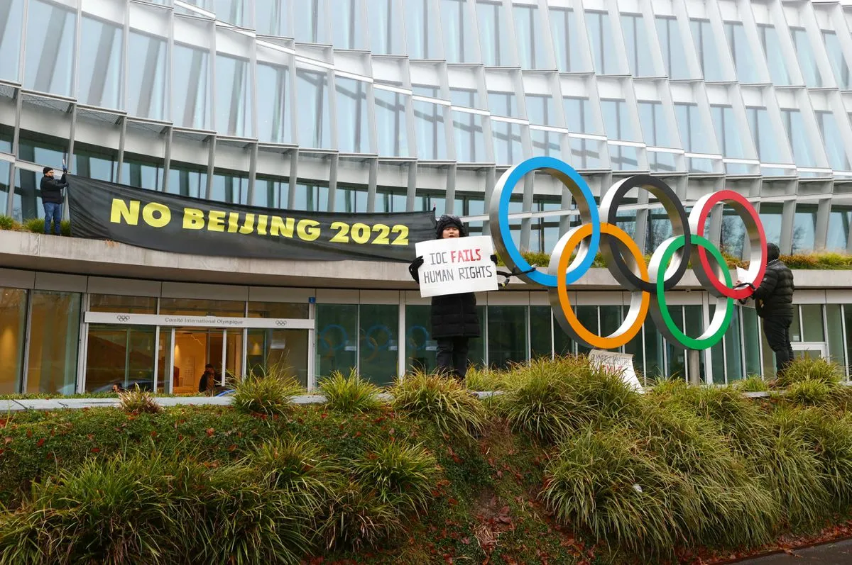Tibetan students lock themselves to Olympic rings to protest Beijing games